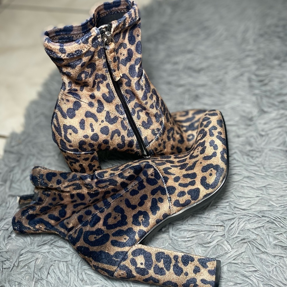 Steve Madden Edit Velvet Chunky Leopard Sock Booties in size 8.5. - Picture 7 of 12